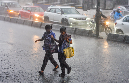 IMD forecasts heavy rains for few district of Telangana IMD forecasts heavy rains for few district of Telangana