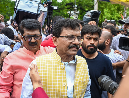 Sanjay Raut attacks Maha CM, says Fadnavis going out of way to ‘defend’ CEC Sanjay Raut attacks Maha CM, says Fadnavis going out of way to ‘defend’ CEC