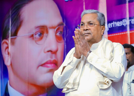 Ex-CM Siddaramaiah’s statue illegally installed overnight in Kalaburagi removed by city administration Ex-CM Siddaramaiah’s statue illegally installed overnight in Kalaburagi removed by city administration