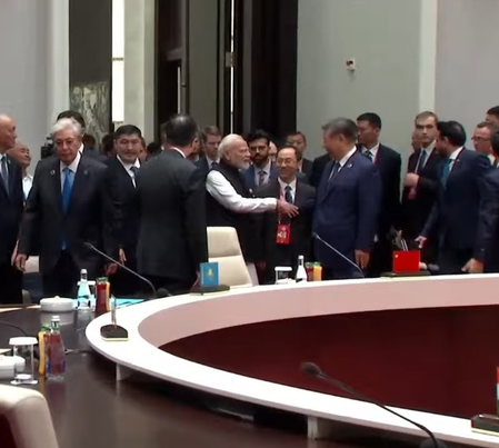 PM Modi, Chinese Prez Xi Jinping shake hands, interact at SCO Summit in Bishkek PM Modi, Chinese Prez Xi Jinping shake hands, interact at SCO Summit in Bishkek