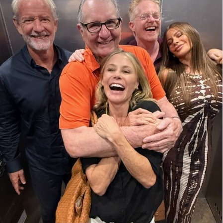 Julie Bowen shares glimpse of ‘Modern Family’ reunion, says ‘love my fake dad’ Ed O’Neill Julie Bowen shares glimpse of ‘Modern Family’ reunion, says ‘love my fake dad’ Ed O’Neill