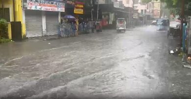Kolkata waterlogged after overnight rain, traffic hit across city (Lead)