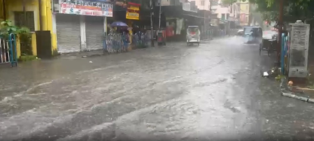 Kolkata waterlogged after overnight rain, traffic hit across city (Lead)