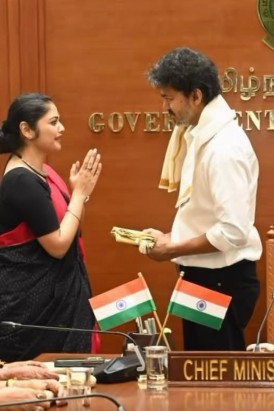 TMC rebel MP Saayoni Ghosh meets Tamil Nadu Chief Minister Vijay TMC rebel MP Saayoni Ghosh meets Tamil Nadu Chief Minister Vijay