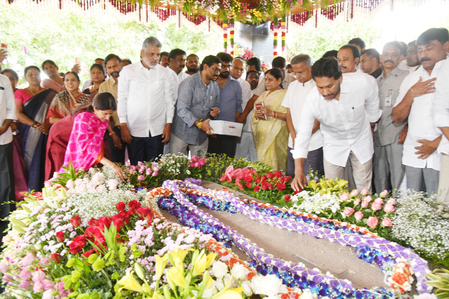 Jagan, Sharmila pay tributes to father YSR on his 17th death anniversary