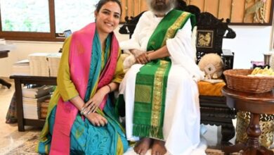 Jasmine Bhasin meets Sri Sri Ravi Shankar, says invitation came when her ‘soul needed it the most’