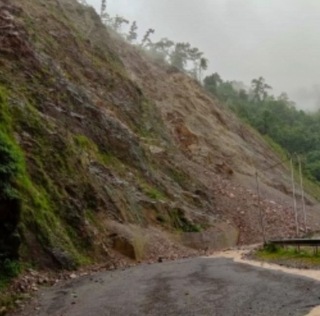 Heavy rain causes landslides on railway line in Bengal’s Murshidabad; train movement halted Heavy rain causes landslides on railway line in Bengal’s Murshidabad; train movement halted
