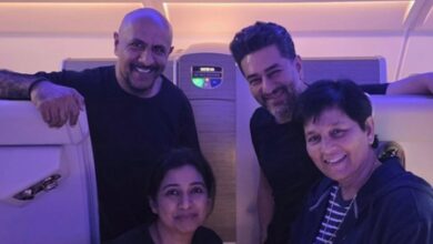 Shreya Ghoshal bumps into Falguni Pathak mid-air, has a fangirl moment