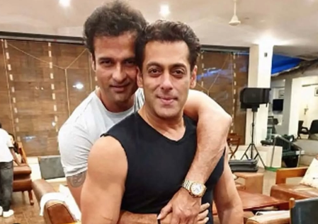 Rohit Roy back-hugs Salman Khan, says the actor ‘has given him the right to do so’ Rohit Roy back-hugs Salman Khan, says the actor ‘has given him the right to do so’