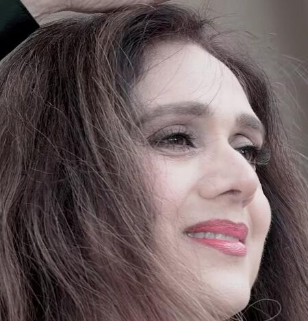 Meenakshi Seshadri recalls shooting ‘O Mere Khwabon Ke Shehzade’ amidst spells of heavy rain on Mumbai’s beaches Meenakshi Seshadri recalls shooting ‘O Mere Khwabon Ke Shehzade’ amidst spells of heavy rain on Mumbai’s beaches