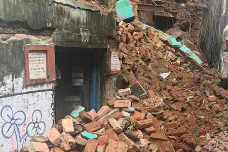 Portion of balcony and roof of old building in Kolkata collapses Portion of balcony and roof of old building in Kolkata collapses