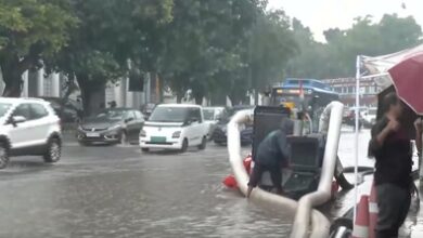 Heavy rain batters Delhi-NCR, roads waterlogged in several areas Heavy rain batters Delhi-NCR, roads waterlogged in several areas