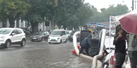 Heavy rain batters Delhi-NCR, roads waterlogged in several areas Heavy rain batters Delhi-NCR, roads waterlogged in several areas