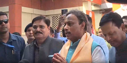 ‘SP’s ‘PDA’ means ‘Paraya Dhan Apna’, says Vinod Tawde in swipe at Akhilesh Yadav ‘SP’s ‘PDA’ means ‘Paraya Dhan Apna’, says Vinod Tawde in swipe at Akhilesh Yadav