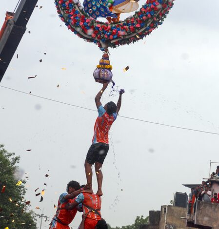 Tragic accidents mar Dahi Handi celebrations in Mumbai and Pune; 2 killed, over 110 injured (Ld) Tragic accidents mar Dahi Handi celebrations in Mumbai and Pune; 2 killed, over 110 injured (Ld)
