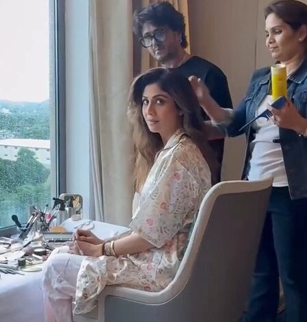 Shilpa Shetty asks ‘Binge or Cringe’ as she groves to Dulhe Ka Sehra Suhana Lagta Hai from Dhadkan Shilpa Shetty asks ‘Binge or Cringe’ as she groves to Dulhe Ka Sehra Suhana Lagta Hai from Dhadkan
