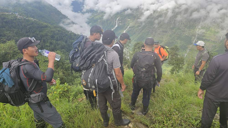 Corporate response team continues search for nine South Koreans missing in Nepal floods Corporate response team continues search for nine South Koreans missing in Nepal floods