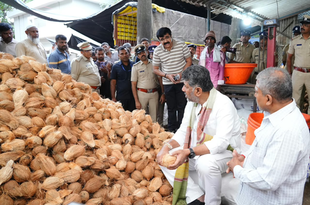 CM Shivakumar interacts with farmers & traders in surprise visit to Yeshwanthpur APMC Market CM Shivakumar interacts with farmers & traders in surprise visit to Yeshwanthpur APMC Market