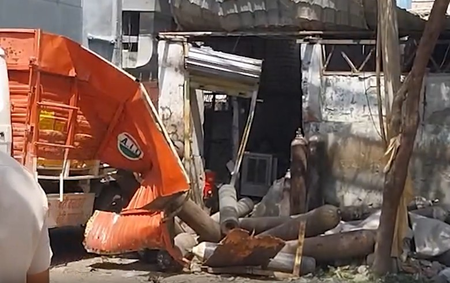 Delhi: One dead, several injured in oxygen cylinder blast in Okhla Delhi: One dead, several injured in oxygen cylinder blast in Okhla