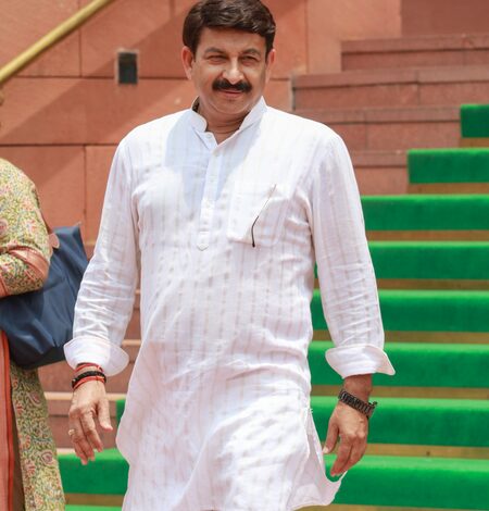 Manoj Tiwari’s concert ‘Hind Ke Sitara’ postponed amidst Satya Niketan tragedy