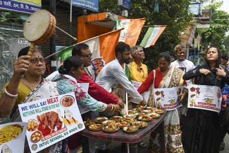 Congress, BJP workers fight in Kolkata over protests against controversial comments by religious guru Congress, BJP workers fight in Kolkata over protests against controversial comments by religious guru