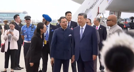 Chinese Prez Xi accorded warm welcome in Delhi; India says looking forward to ‘constructive’ talks (Lead) Chinese Prez Xi accorded warm welcome in Delhi; India says looking forward to ‘constructive’ talks (Lead)