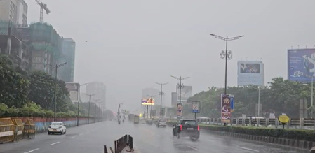 Heavy rainfall in Mumbai; waterlogging disrupts traffic, railway services Heavy rainfall in Mumbai; waterlogging disrupts traffic, railway services