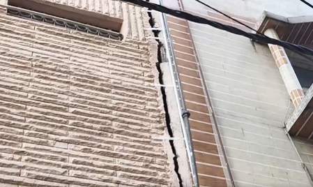Four-storey building tilts in Delhi’s Gandhi Nagar, evacuated as MCD issues notice Four-storey building tilts in Delhi’s Gandhi Nagar, evacuated as MCD issues notice