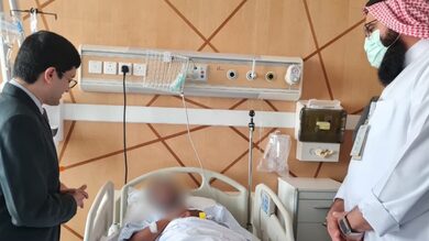 Consul General in Jeddah meets Indian nationals undergoing treatment after Jazan incidents