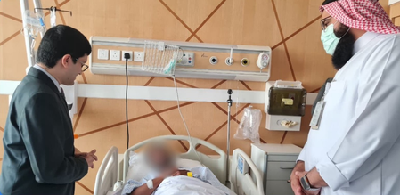 Consul General in Jeddah meets Indian nationals undergoing treatment after Jazan incidents
