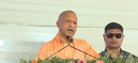 UP: Yogi offers tablets to 400 law officers, Rs 5 lakh cashless health insurance to all advocates UP: Yogi offers tablets to 400 law officers, Rs 5 lakh cashless health insurance to all advocates
