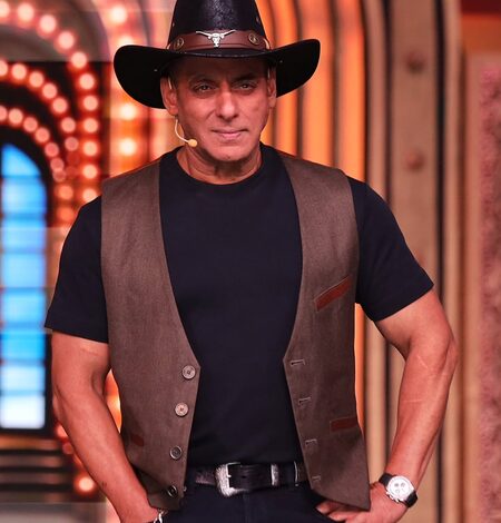 Salman Khan arrives at Sohail Khan’s house for Ganpati celebrations in signature head gear Salman Khan arrives at Sohail Khan’s house for Ganpati celebrations in signature head gear