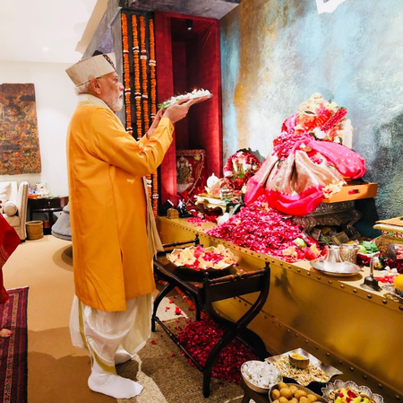 PM Modi offers prayers at Piyush Goyal’s residence on Ganesh Chaturthi PM Modi offers prayers at Piyush Goyal’s residence on Ganesh Chaturthi