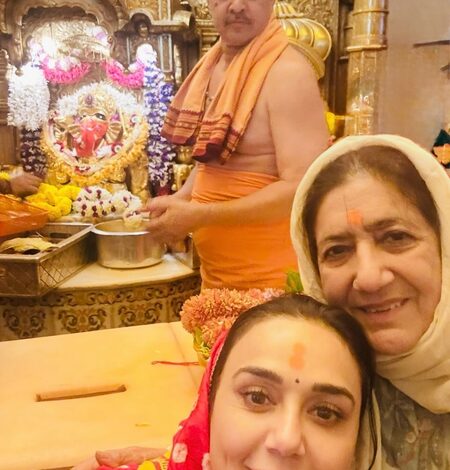 Preity Zinta recalls a heartwarming visit to Siddhivinayak temple with mom on Ganesh Chaturthi Preity Zinta recalls a heartwarming visit to Siddhivinayak temple with mom on Ganesh Chaturthi