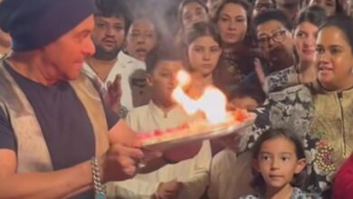 Salman Khan performs aarti incorrectly for Ganpati, Arpita Khan instantly corrects him Salman Khan performs aarti incorrectly for Ganpati, Arpita Khan instantly corrects him