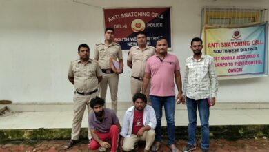 Delhi Police catch two snatchers in act; three stolen phones, motorcycle recovered Delhi Police catch two snatchers in act; three stolen phones, motorcycle recovered