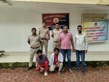 Delhi Police catch two snatchers in act; three stolen phones, motorcycle recovered Delhi Police catch two snatchers in act; three stolen phones, motorcycle recovered