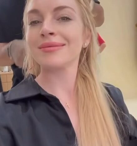 Lindsay Lohan’s hair turns pink while swimming in sea