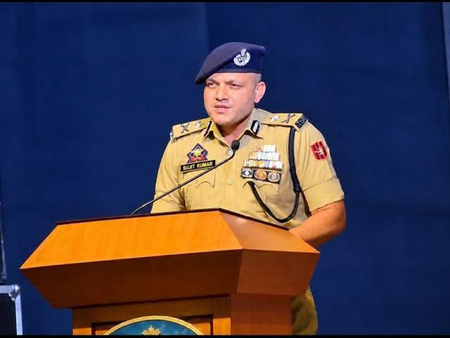 Trust teachers, parents; stay away from drugs, social media traps: J&K Police to students Trust teachers, parents; stay away from drugs, social media traps: J&K Police to students
