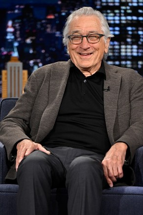 Robert De Niro wells up as Amy Poehler compliments him Robert De Niro wells up as Amy Poehler compliments him