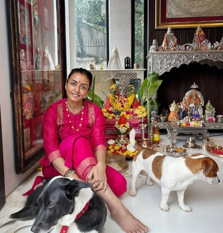 Namrata Shirodkar gives glimpse of in-house Ganpati Visarjan with daughter Sitara and son Gautam