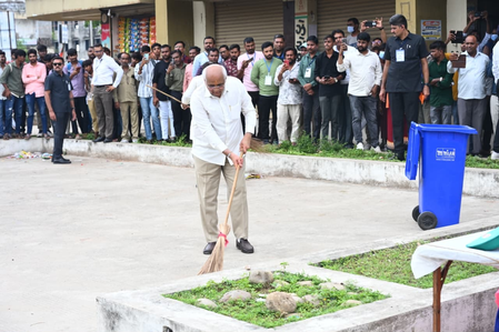 Gujarat CM joins ‘Shramdaan’ at PM Modi’s birthplace, plants trees under ‘Ek Ped Maa Ke Naam’ Gujarat CM joins ‘Shramdaan’ at PM Modi’s birthplace, plants trees under ‘Ek Ped Maa Ke Naam’