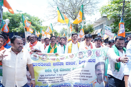 BJP protests in Shikaripura; accuses Karnataka government of neglecting farmers