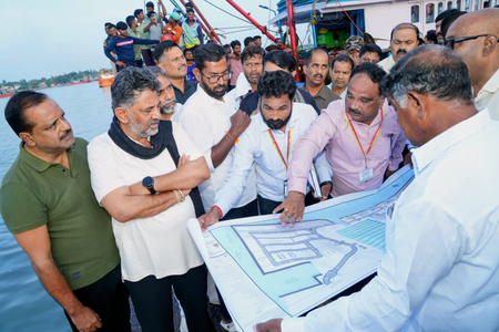 CM Shivakumar makes surprise early morning visit to Karnataka’s Mangaluru port; interacts with fishermen CM Shivakumar makes surprise early morning visit to Karnataka’s Mangaluru port; interacts with fishermen