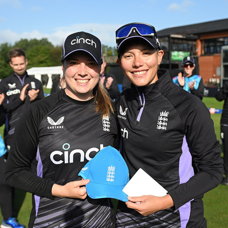 Glamorgan sign England spinner Georgia Davis from Warwickshire