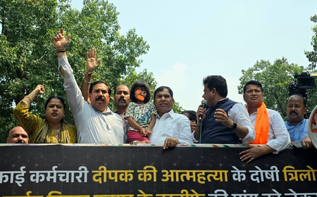 Sanitation worker’s suicide: Delhi BJP holds protest to demand sacking of AAP councillor Sanitation worker’s suicide: Delhi BJP holds protest to demand sacking of AAP councillor