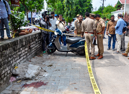 Autorickshaw driver beaten to death over Rs 10 change in Hyderabad Autorickshaw driver beaten to death over Rs 10 change in Hyderabad