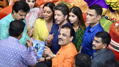 Shah Rukh Khan, Gauri Khan turn protective for Suhana Khan during Lalbaugcha Raja darshan Shah Rukh Khan, Gauri Khan turn protective for Suhana Khan during Lalbaugcha Raja darshan