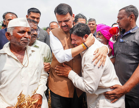 Maha govt to issue notification on drought in two days; stands firmly with farmers: CM Fadnavis Maha govt to issue notification on drought in two days; stands firmly with farmers: CM Fadnavis