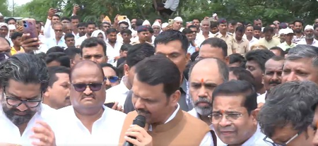 Maha drought: CM Fadnavis meets farmers in Latur, assures unlimited relief funds Maha drought: CM Fadnavis meets farmers in Latur, assures unlimited relief funds